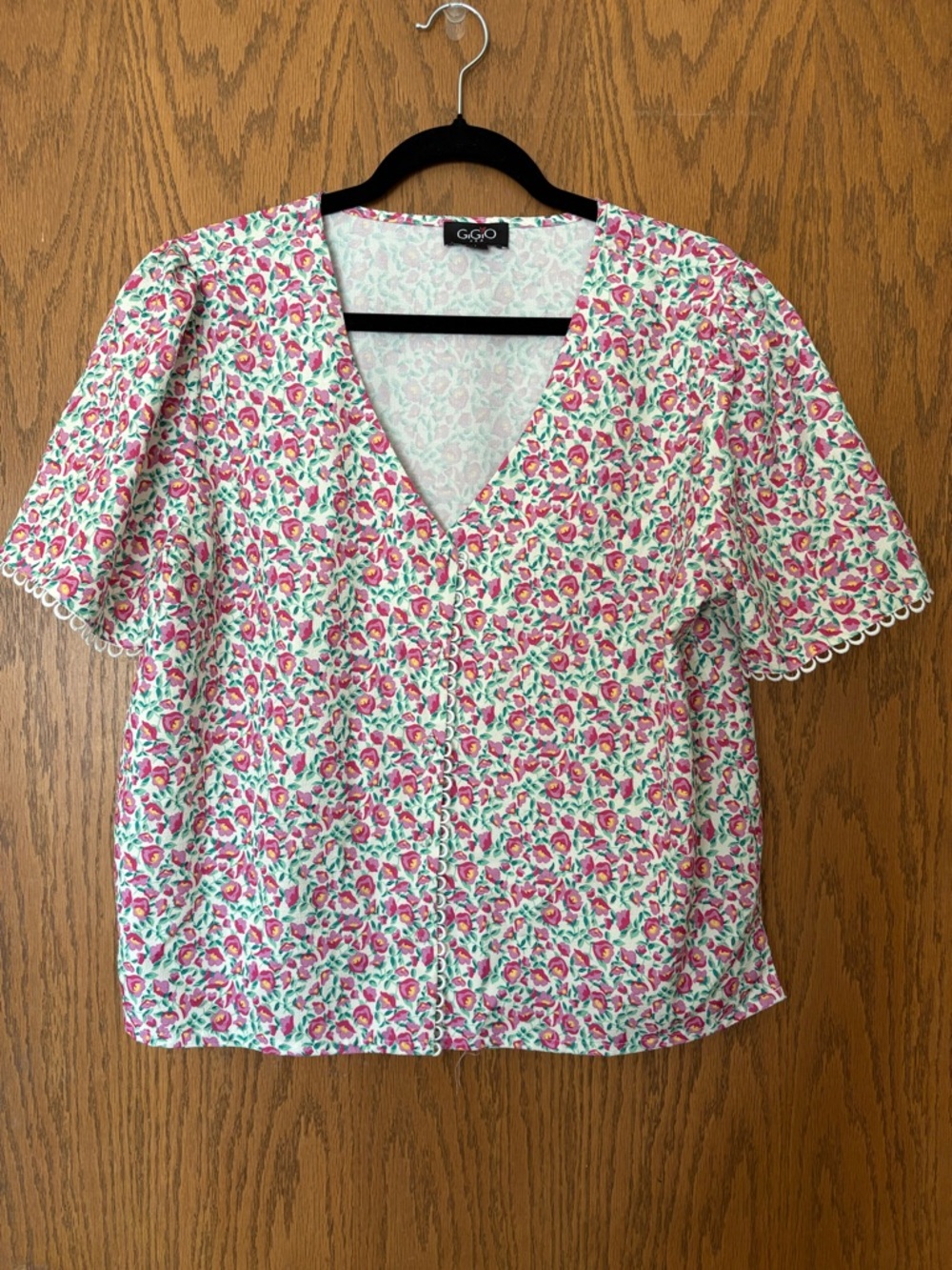 Gigio Floral V-Neck Short Sleeve Blouse